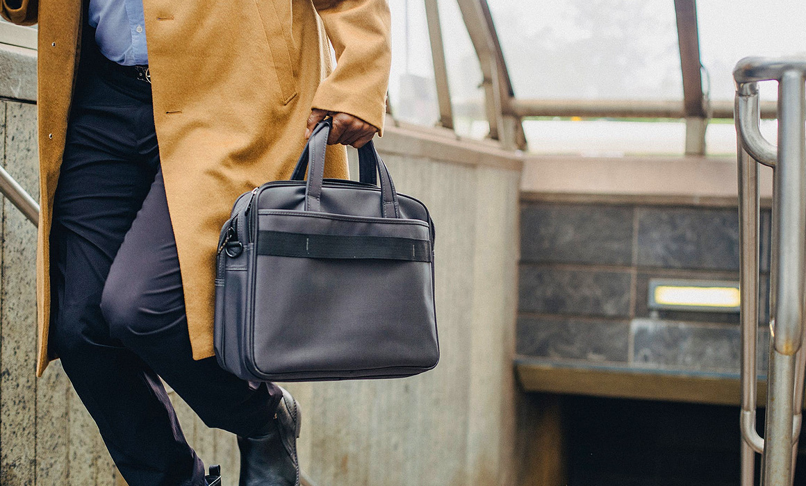 Homme d'affaire remontant les escaliers d'un passage souterrain