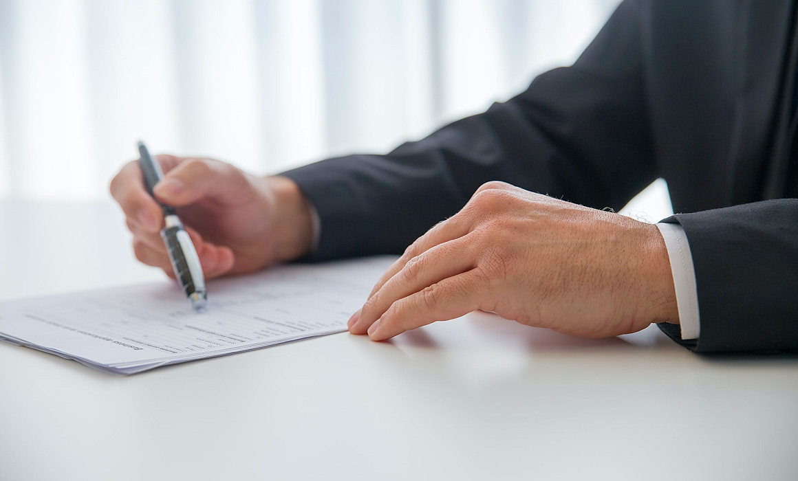 Mains devant documents administratifs