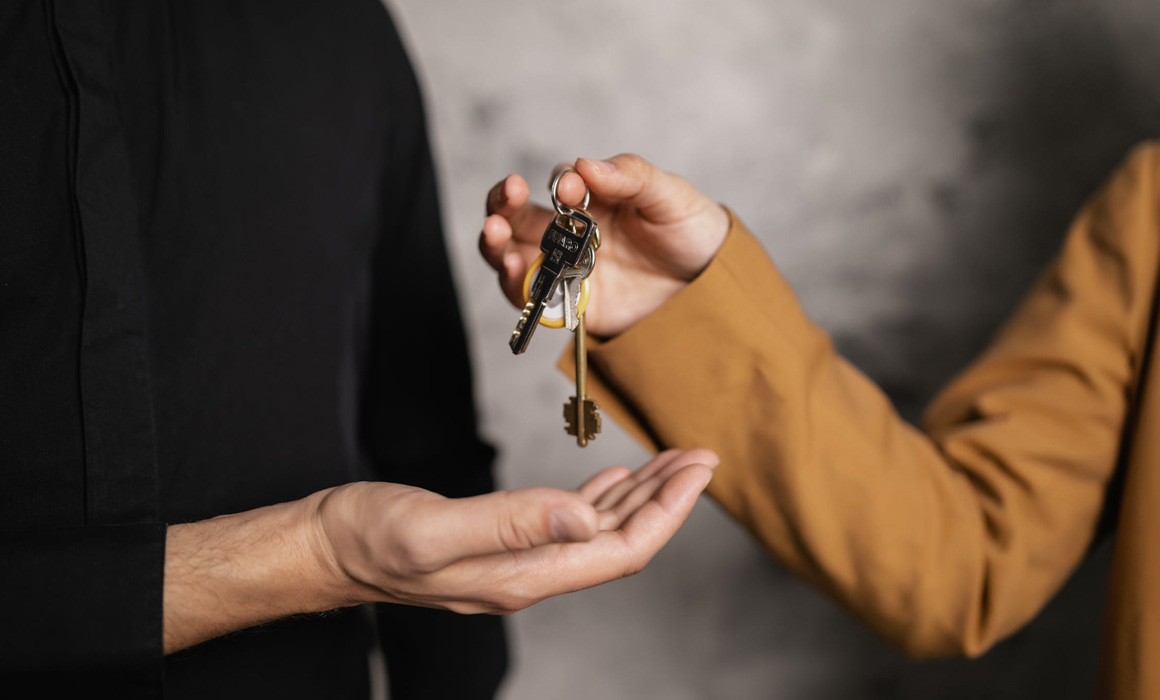 Personne donnant des clés à une autre