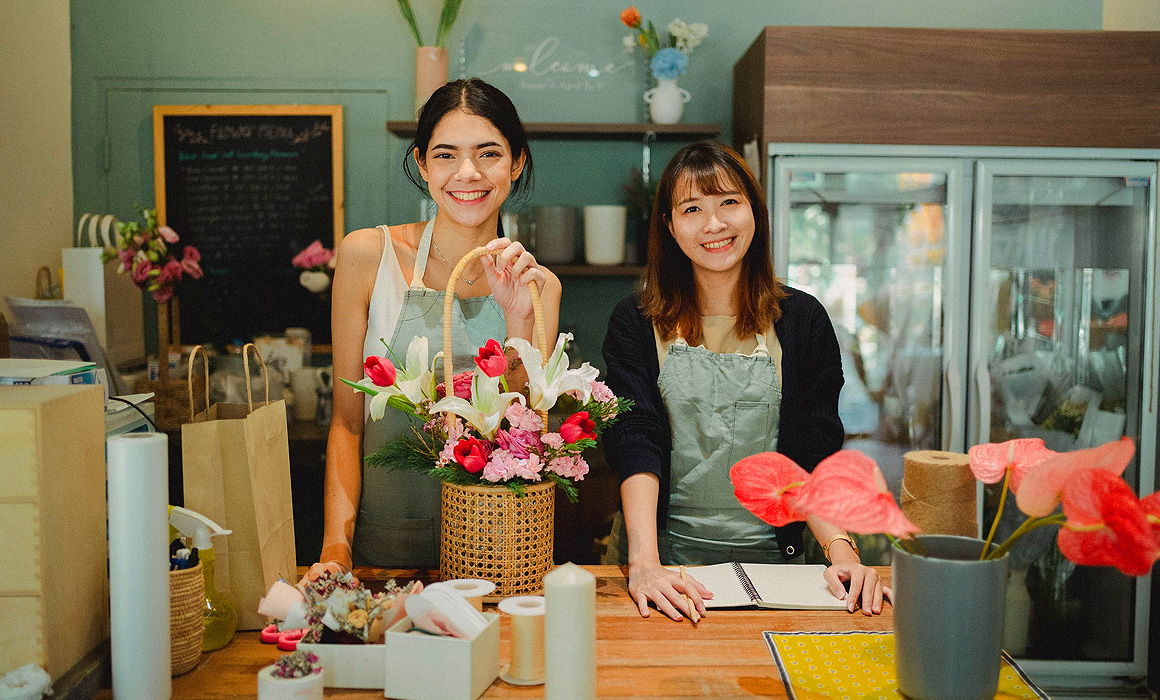 Deux commerçantes devant leur comptoir