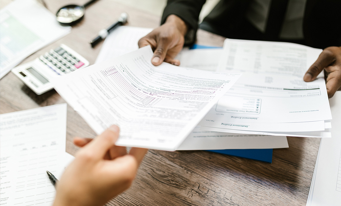 Personne présentant des documents administratifs