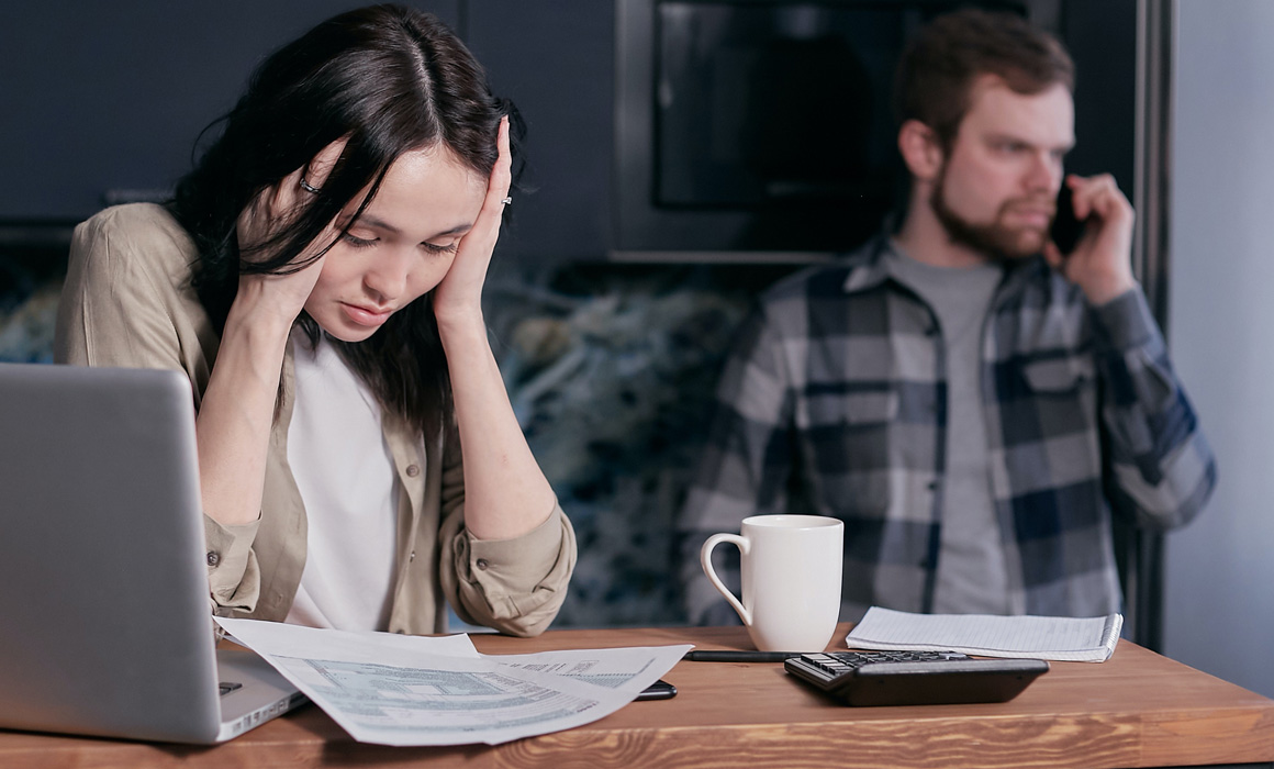 Couple inquiet devant une facture