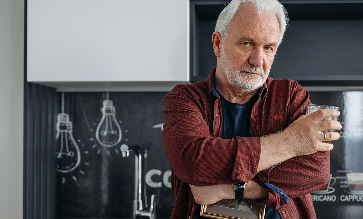 Homme tendu dans un restaurant