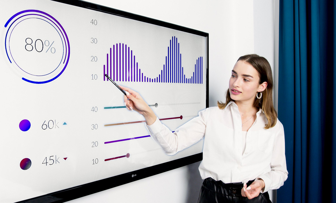 Jeune femme devant un tableau graphique