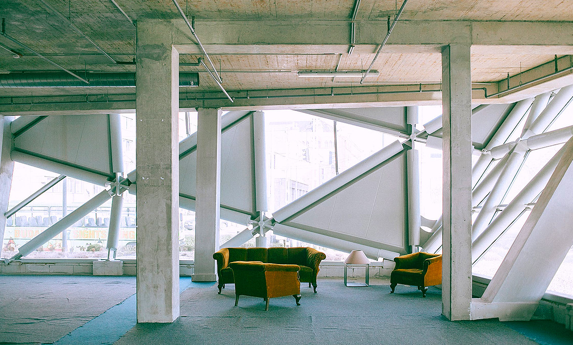 Meubles dans un bâtiment désaffecté