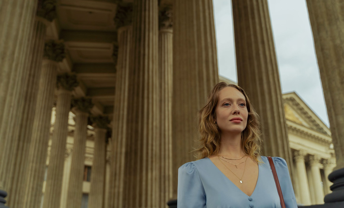 Femme marchant entre des colonnades