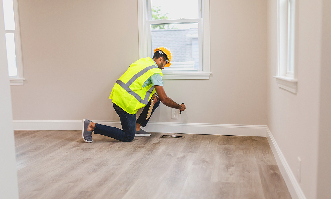 Homme contrôlant un appartement