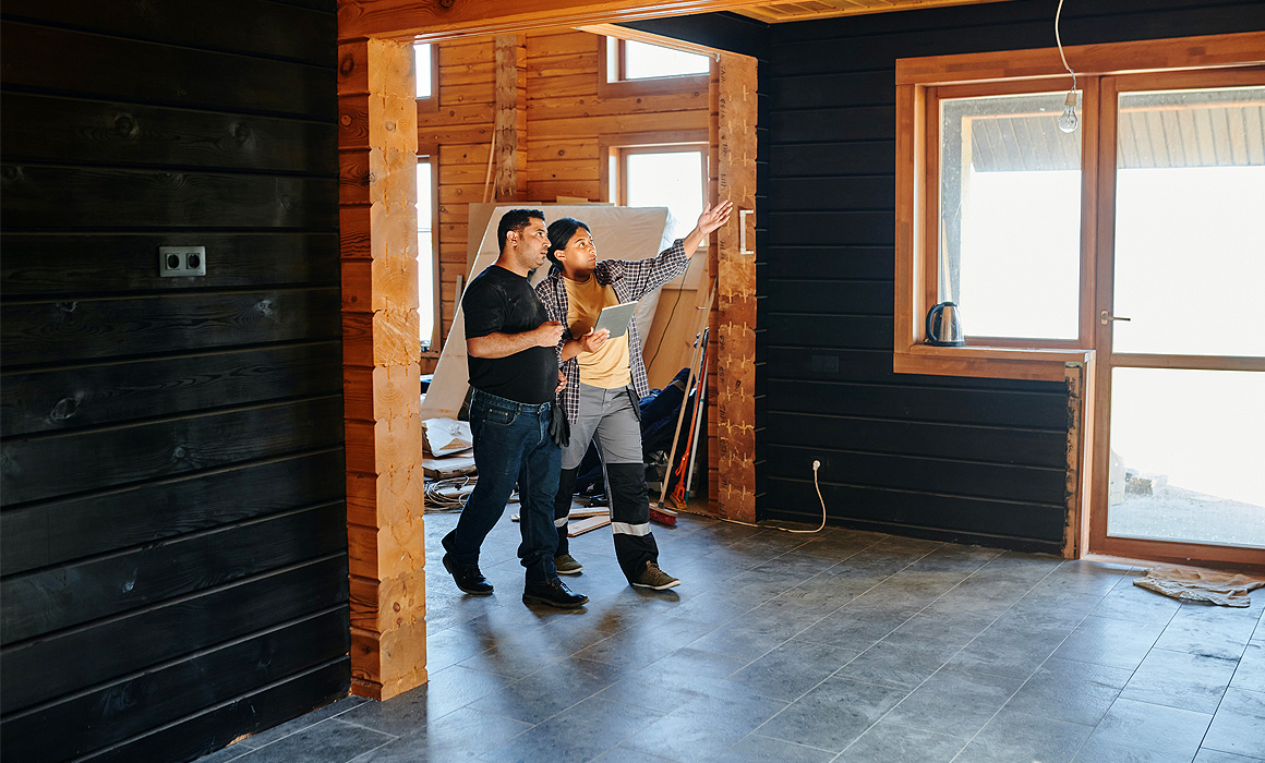 Personnes inspectant un chantier