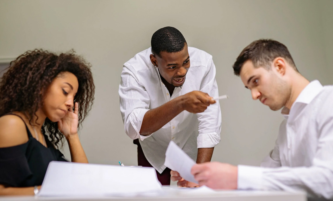 Personne se disputant autour d'un bureau