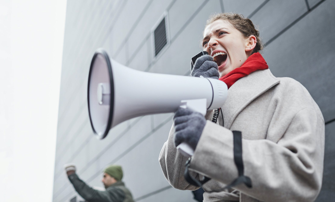 Femme parlant à travers un porte-voix