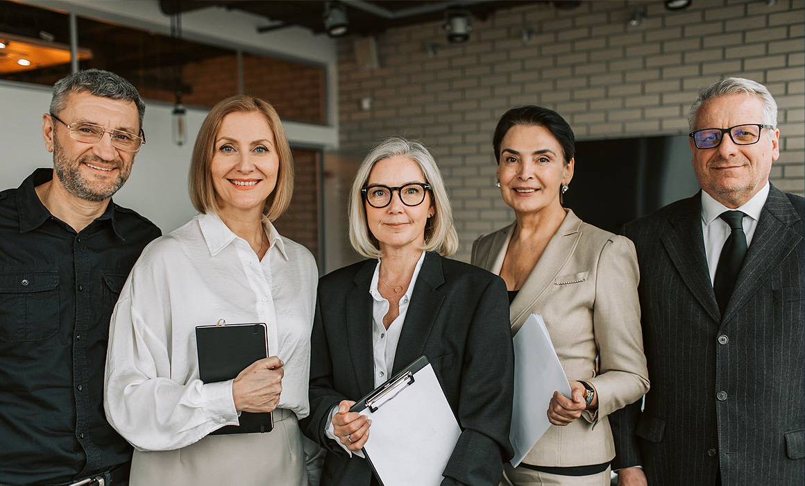 Personnes posant dans le siège d'une société