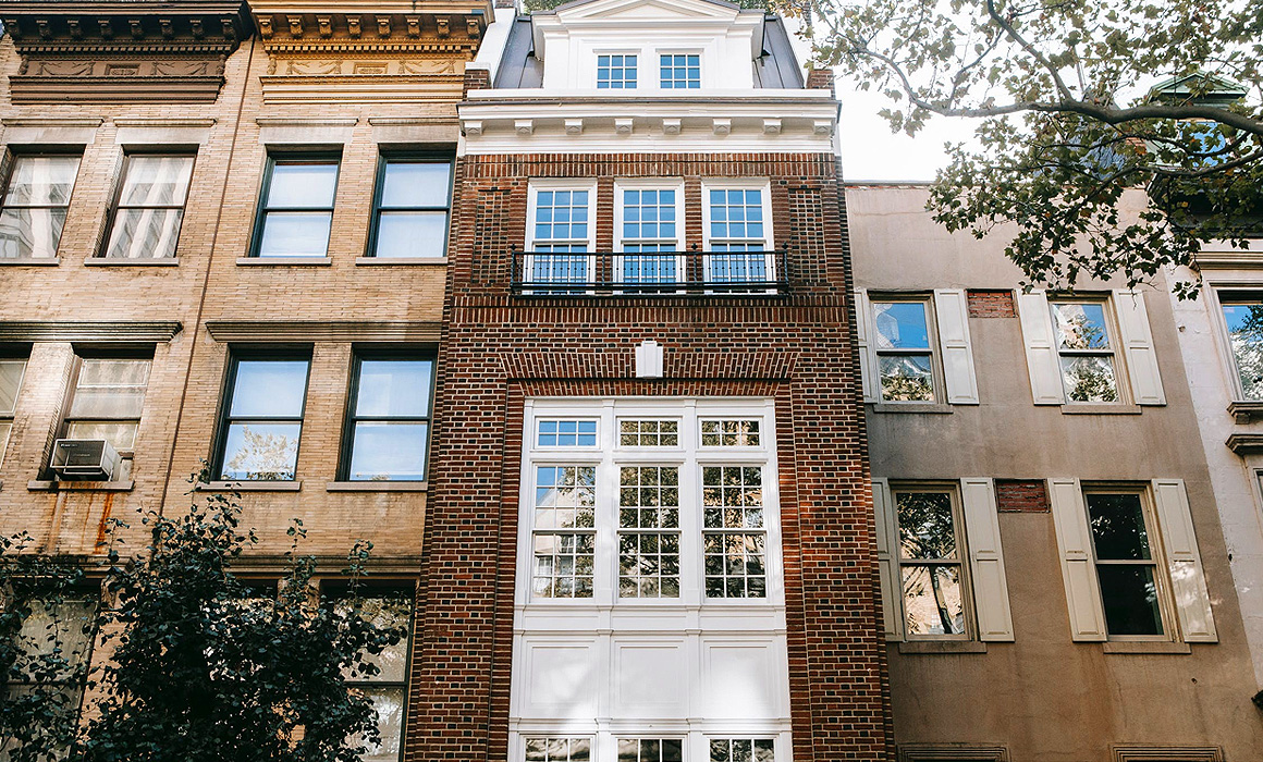 Maison coincée entre bâtiments