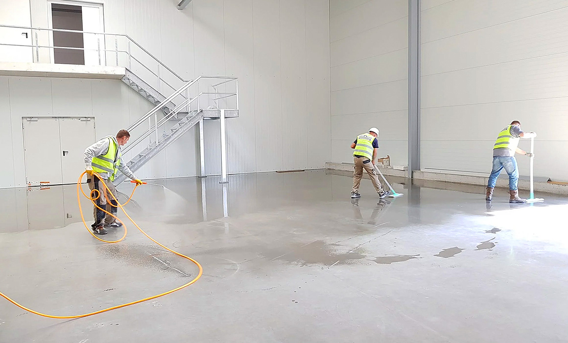 Ouvriers nettoyant un local commercial