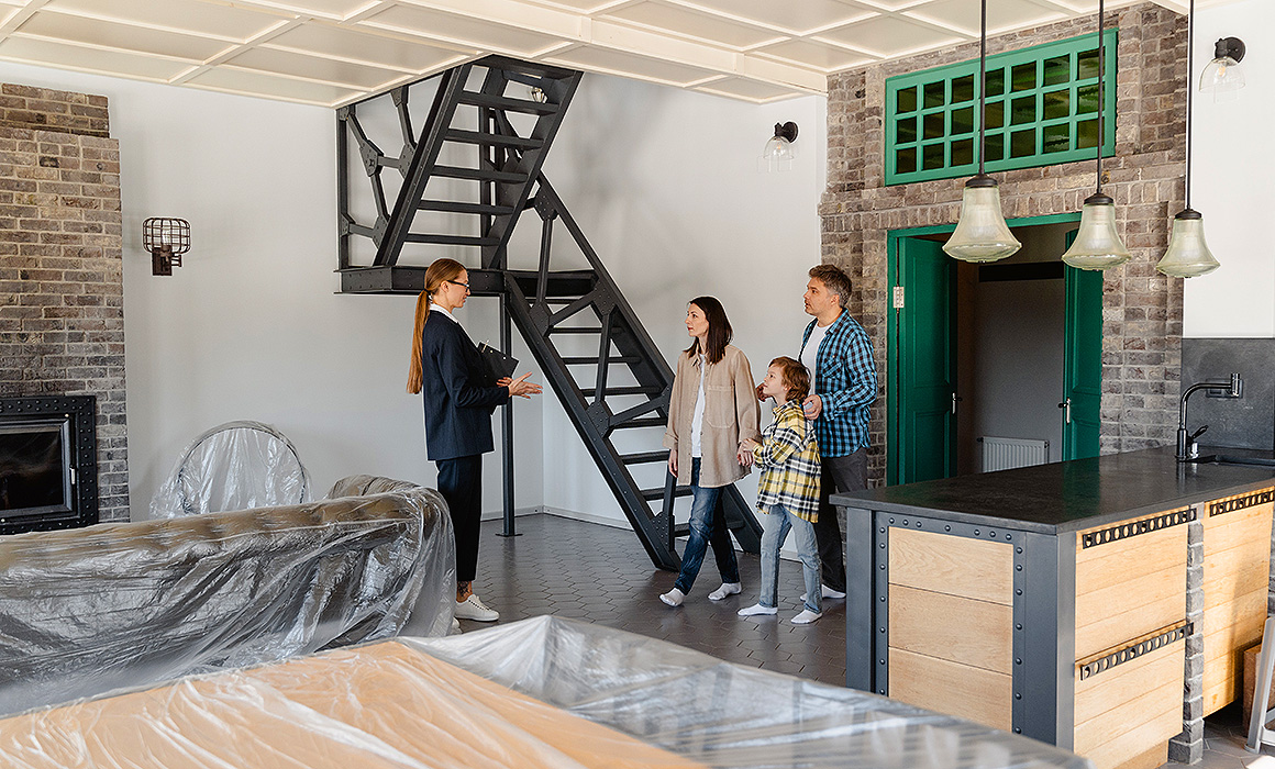 Famille visitant un logement