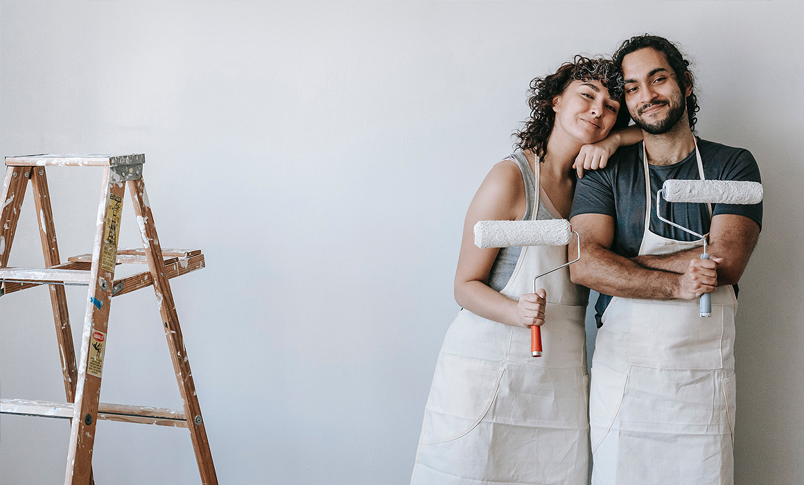 Couple faisant des travaux de peinture