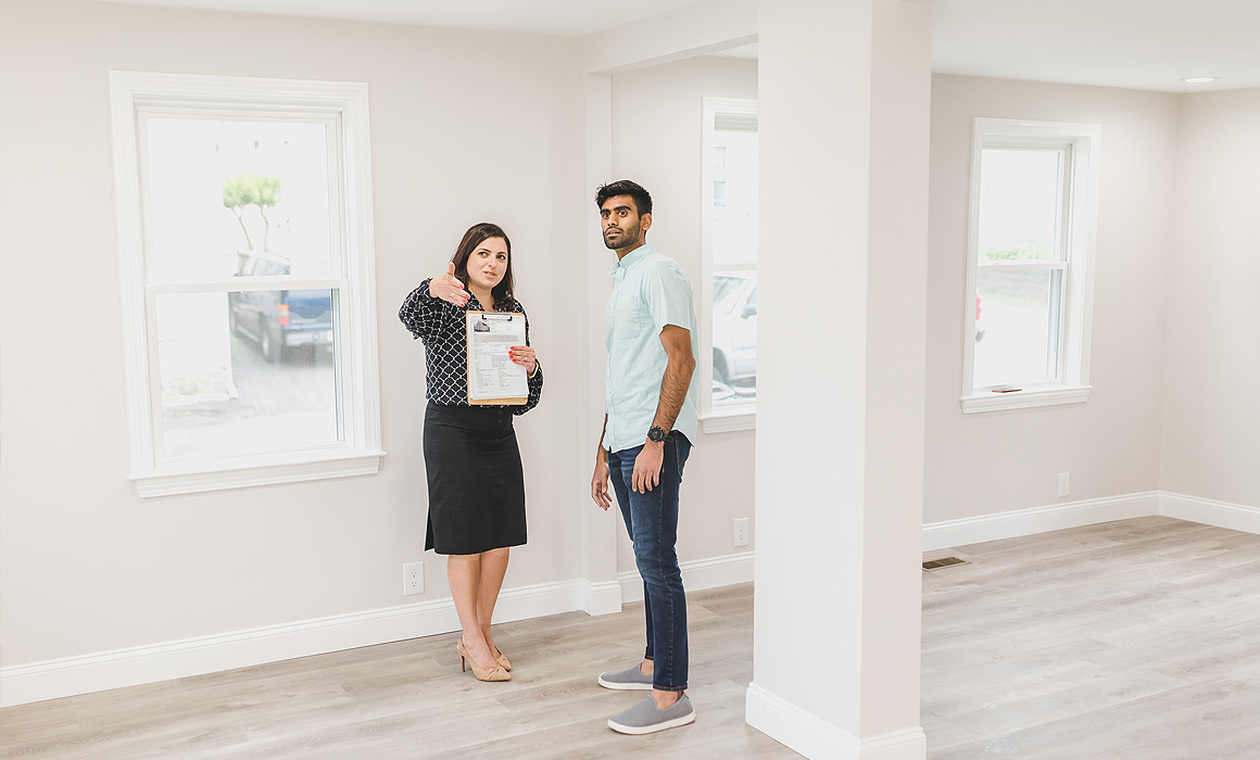 Homme et femme visitant un appartement