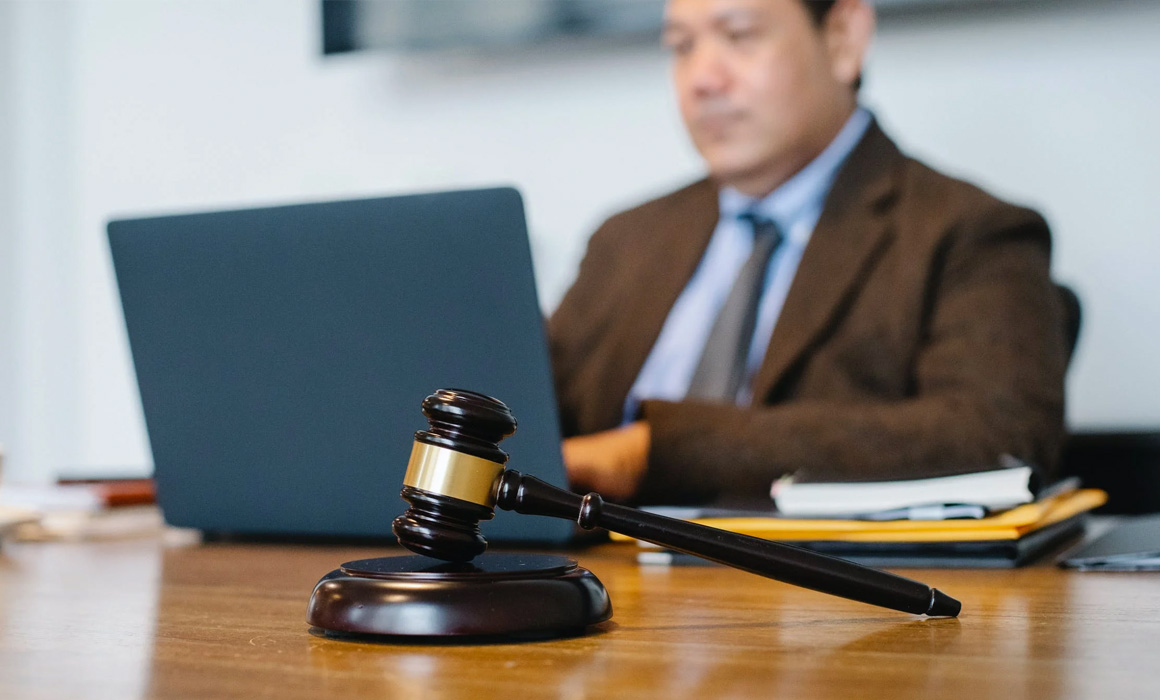 Homme de loi à son bureau avec un marteau de juge