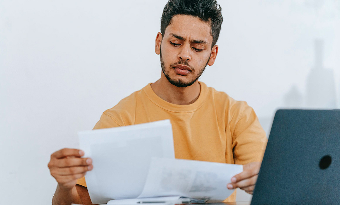 Jeune homme consultant des documents