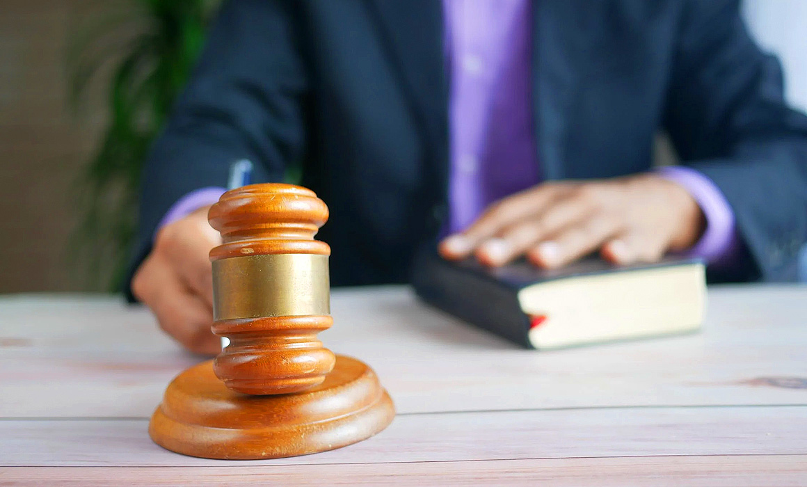 Homme abattant un marteau de justice