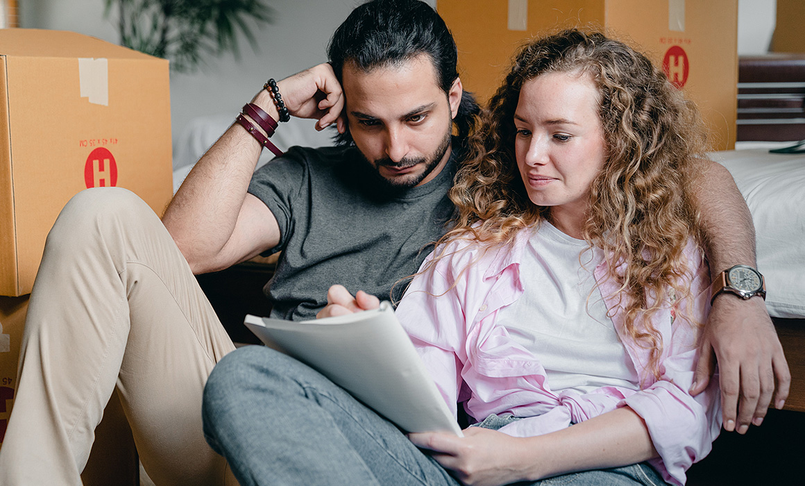 Jeune couple lisant un document