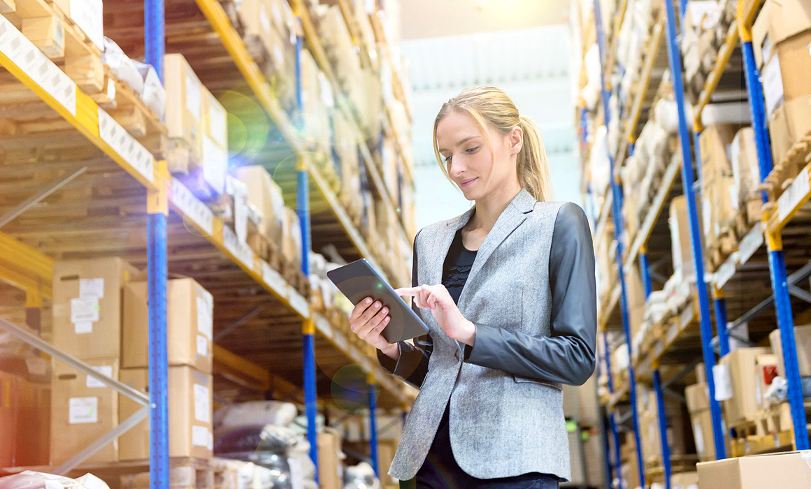 Femme faisant un inventaire dans un entrepôt
