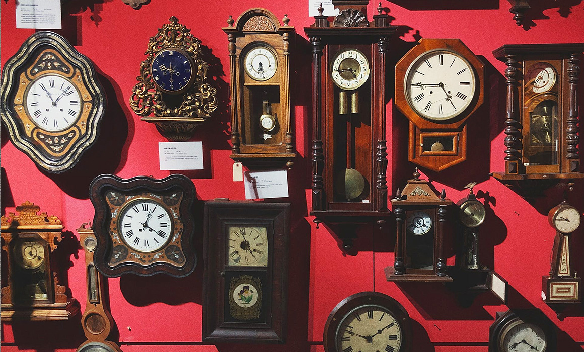 Anciennes horloges suspendues à un mur