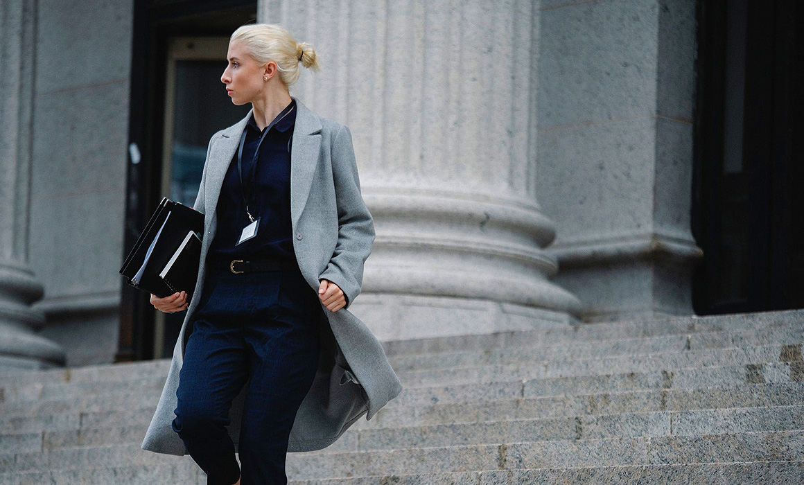 Femme descendant les marches d'un tribunal