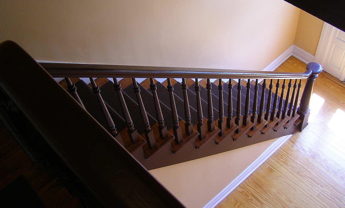 Escalier dans un appartement vide