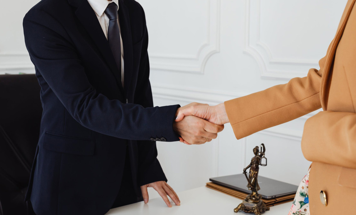Deux personnes se serrant la main