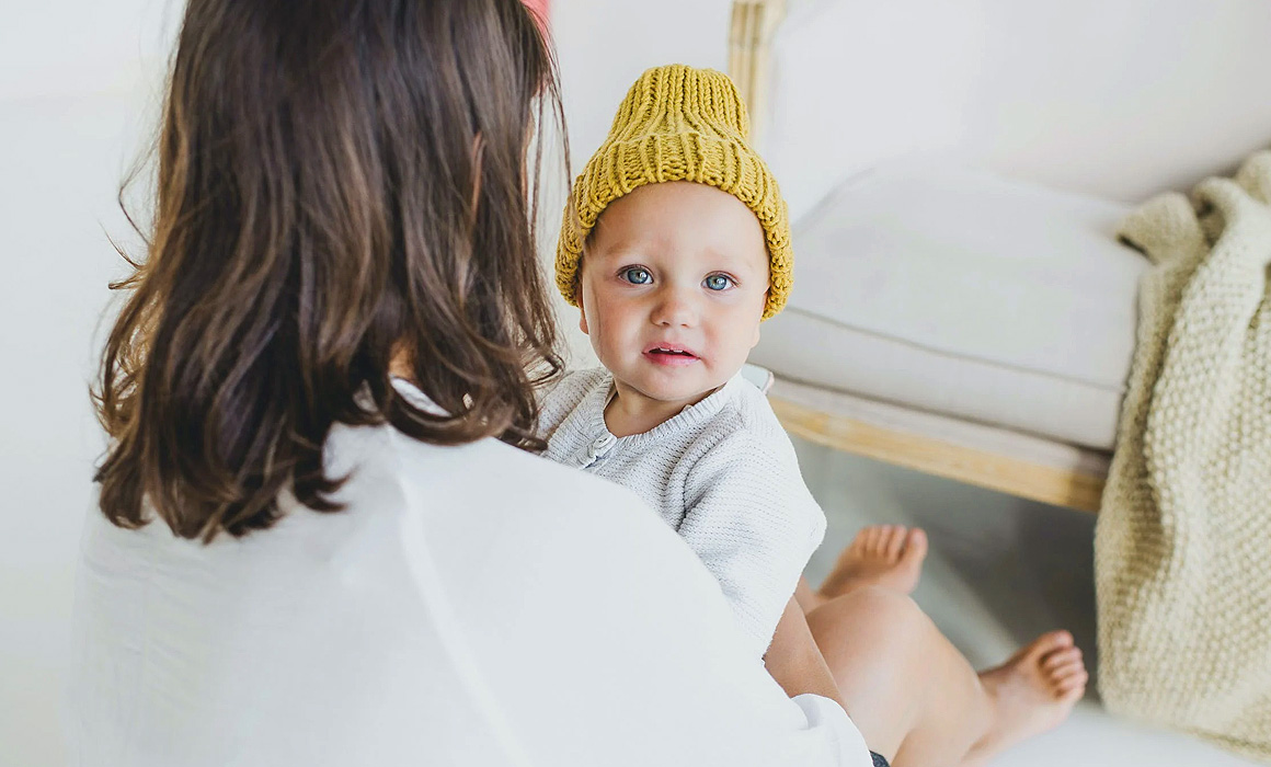 Nourrisson coiffé d'un bonnet jaune