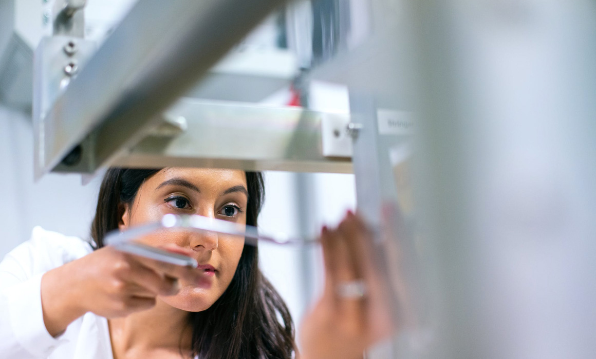 Femme travaillant sur une machine