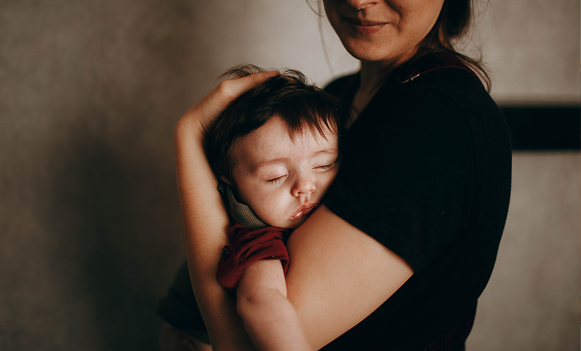 Jeune femme portant un enfant dans ses bras