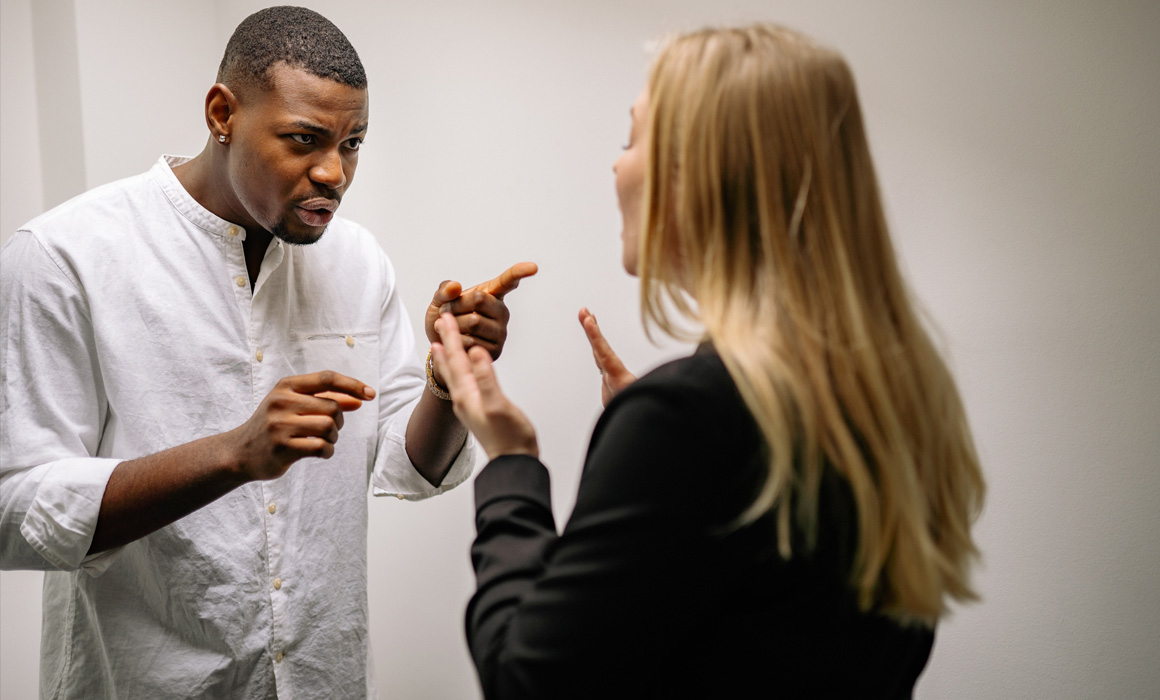 Homme et femme se disputant