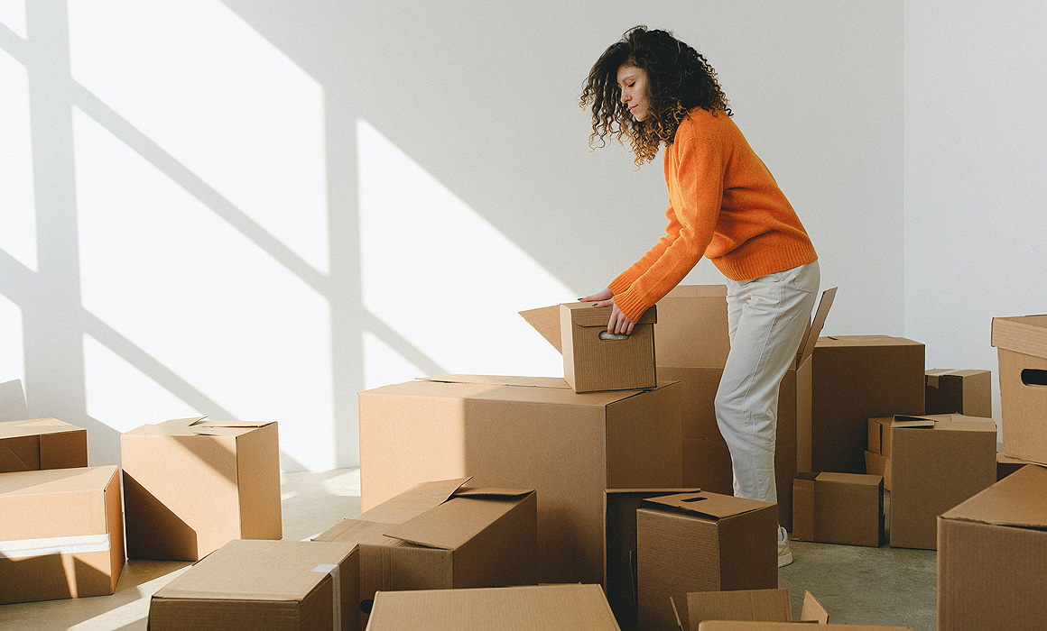 Femme faisant des cartons dans un appartement