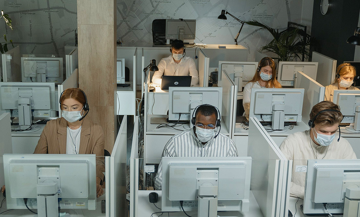 employés de bureau portant des masques sanitaires