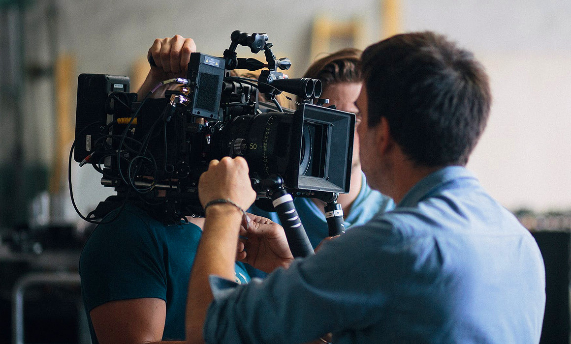 Hommes affairés autour d'une caméra