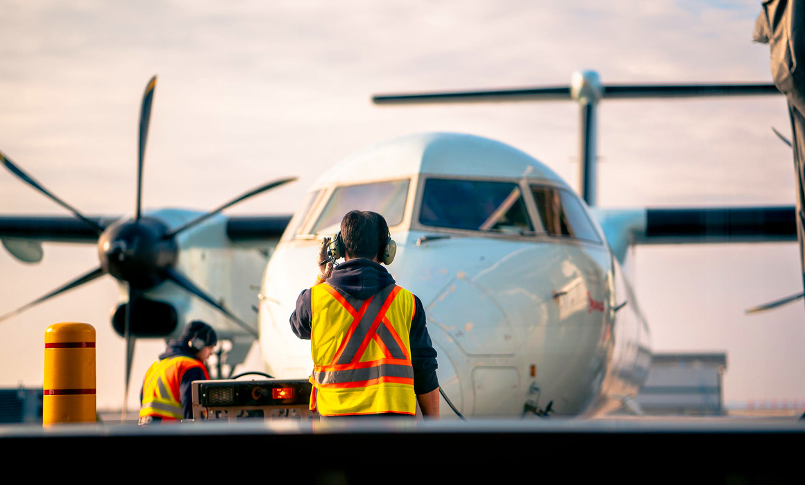 Agents au sol sur le tarmac d'un aérodrome