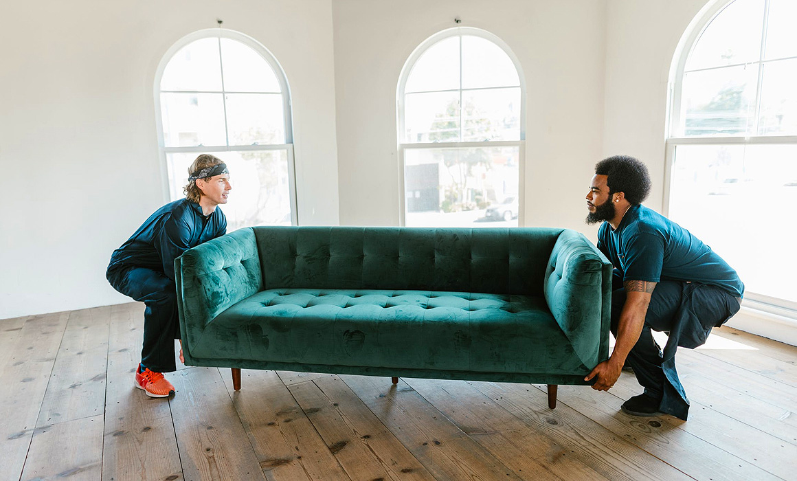 Deux hommes portant un canapé