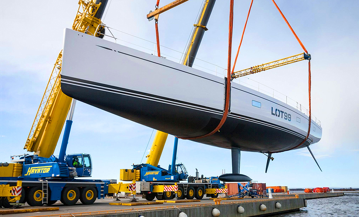 Coque de bateau portée par une grue