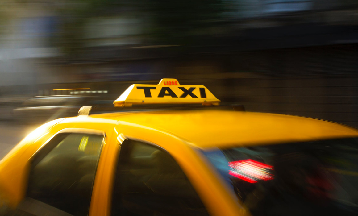 Toit et enseigne de taxi