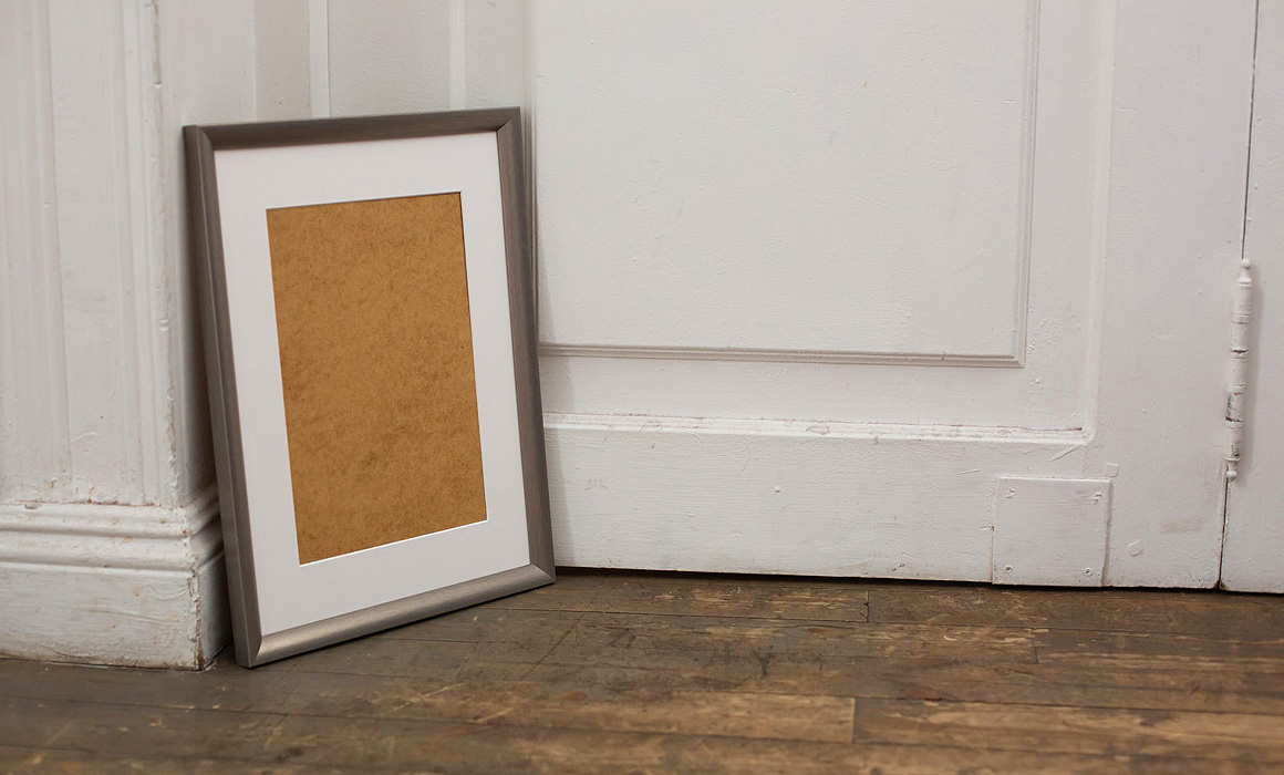 Tableau vide de la porte d'un appartement