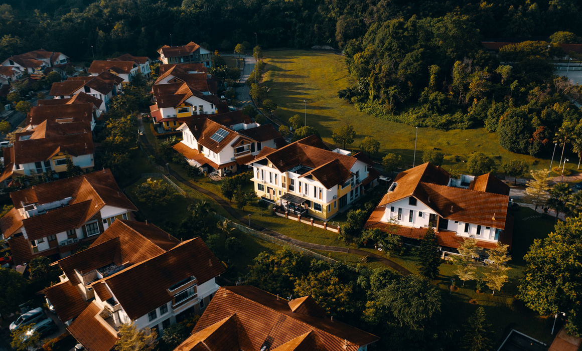 Vue aérienne d'alignements de résidences pavillonnaires