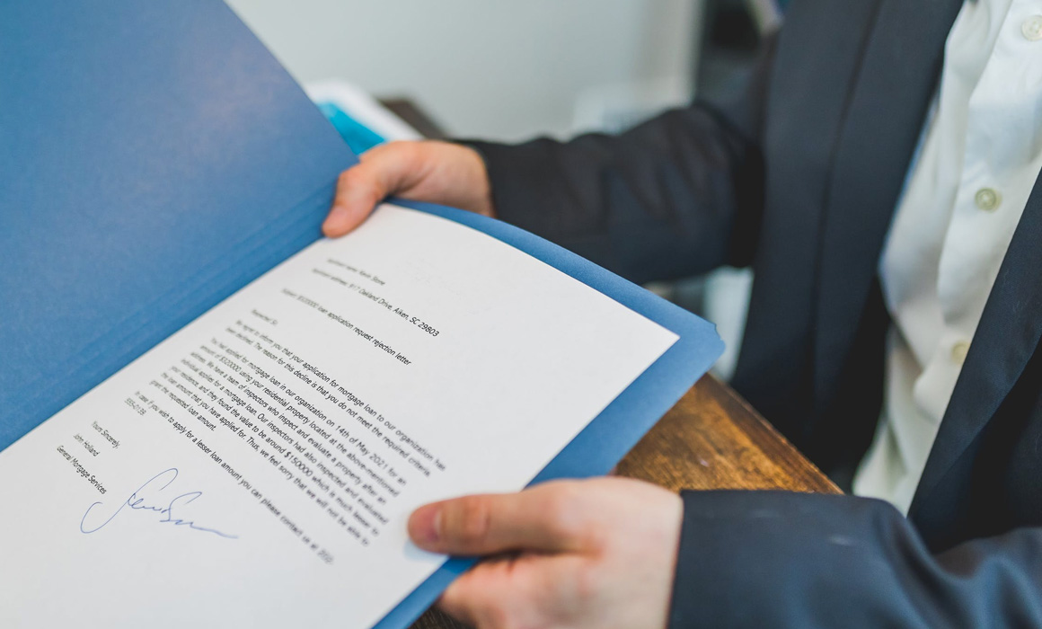 Homme présentant un document papier