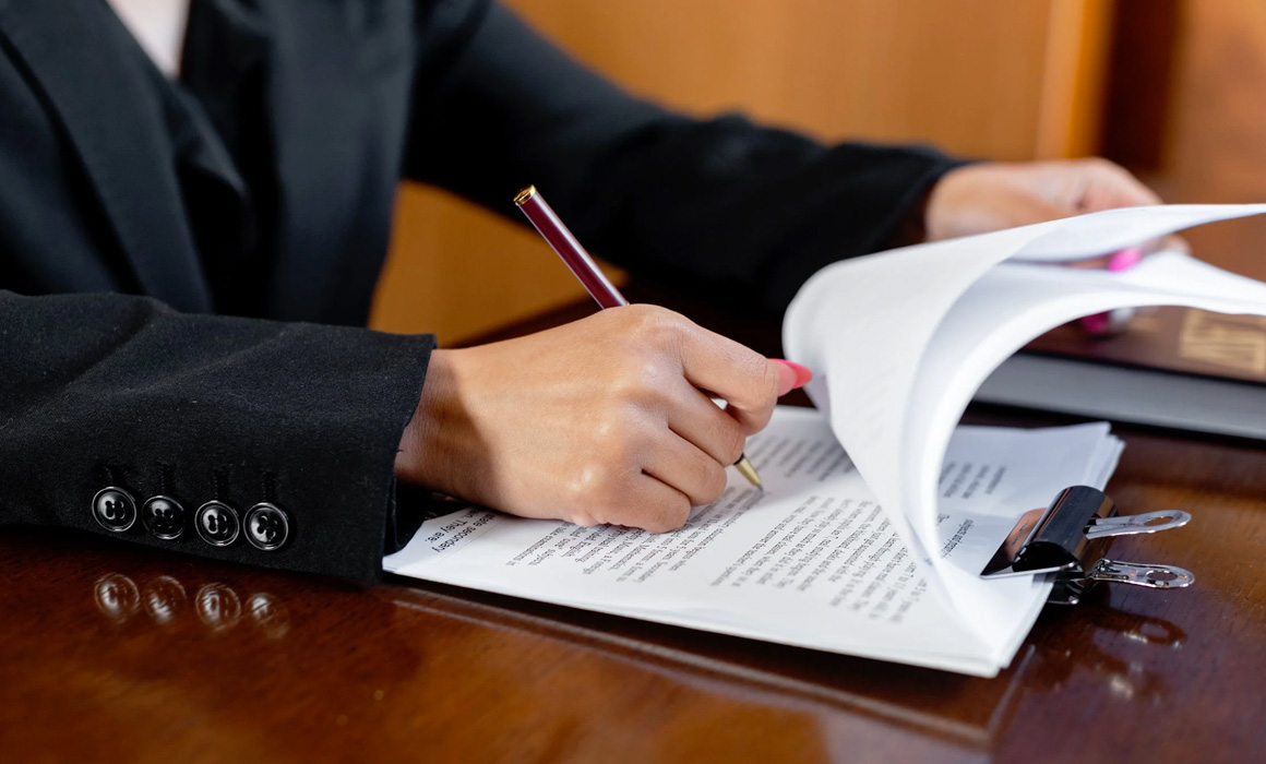 Femme signant un document papier