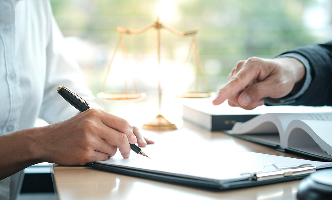 Main signant des documents