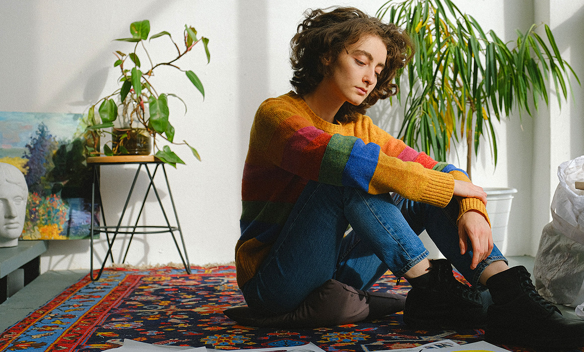 Femme triste dans un appartement