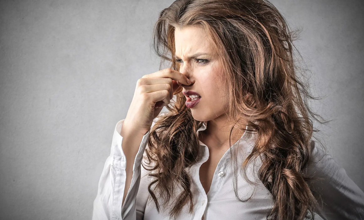 Femme se bouchant le nez