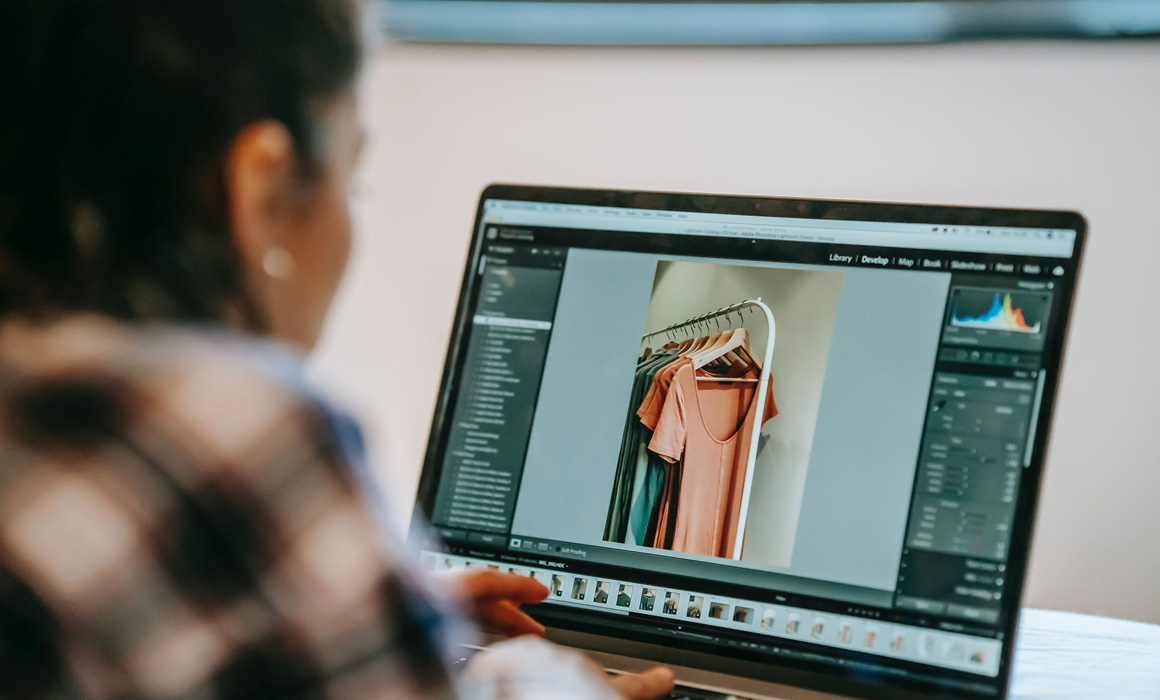 Femme regardant un écran d'ordinateur