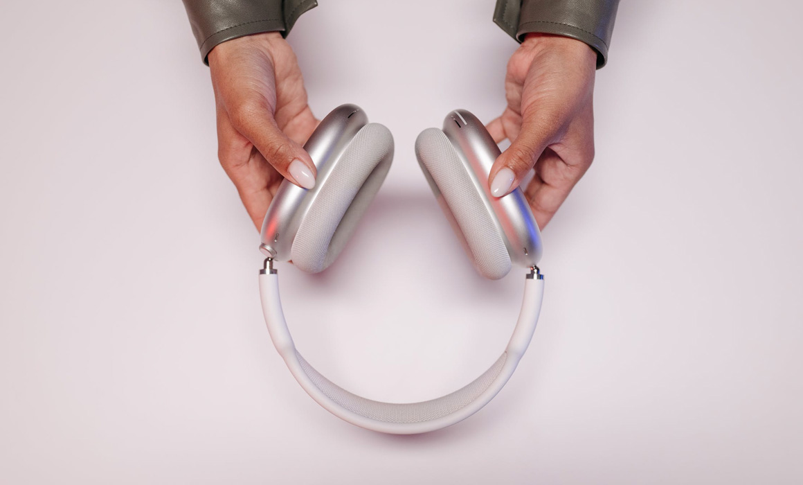 Mains présentant un casque audio