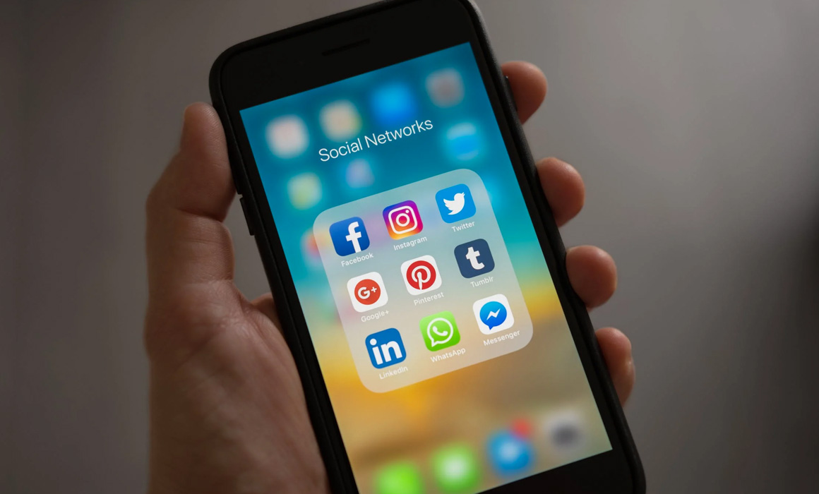 Ecran de smartphone avec icônes de réseaux sociaux